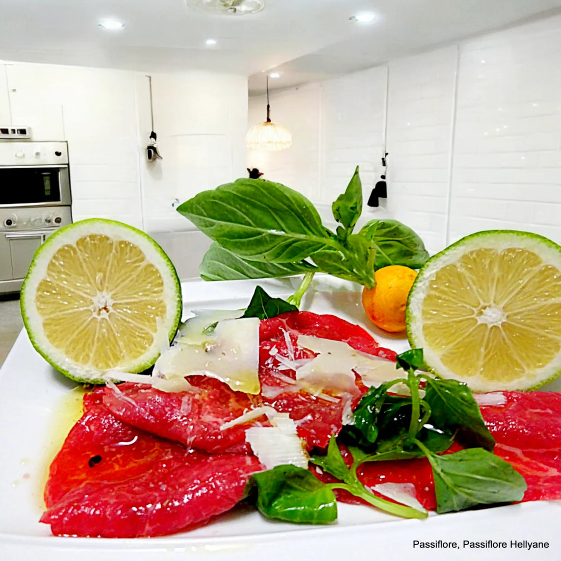 CARPACCIO DE BOEUF - huile d'olive / citron/basilic/yuzu / parmesan